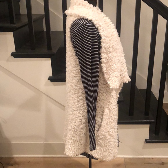 White Faux Fur “Eyelash Flyaway” Vest with Pockets NWT - Picture 8 of 16